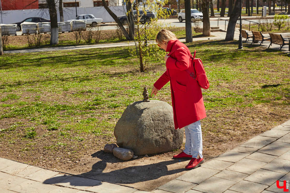 Рейтинг самых больших арт-объектов 33-го региона мы уже составляли, теперь пришло время миниатюрных скульптур, декораторских решений, моделей и инсталляций. Из-за размеров заметить их на улицах города куда сложнее, зато и искать интереснее.